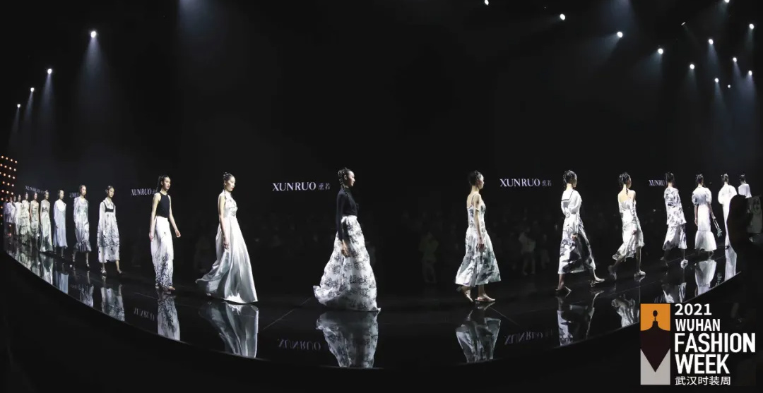 秀场直击| 时尚与艺术的完美撞击 XUNRUO熏若、Modern Classic-海文&Liiyuan联合发布篇