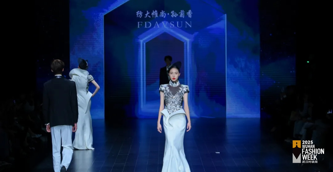 秀场直击| 纺大惟尚：星光入线，织就时尚穹宇